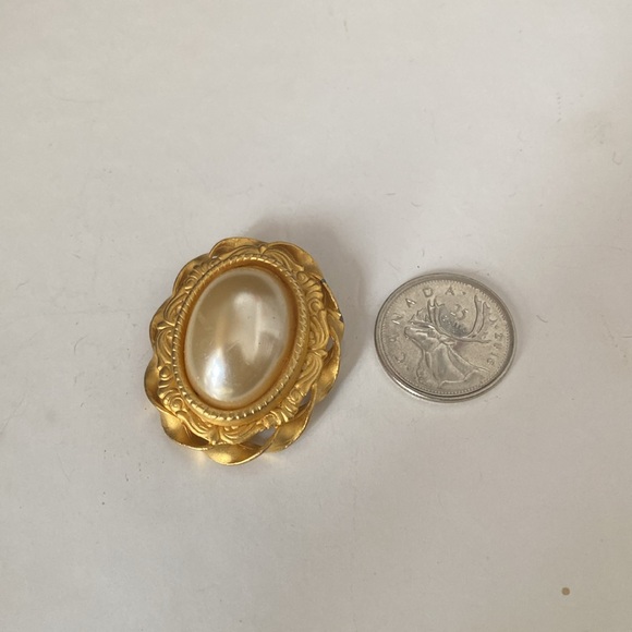 Vintage goldtone faux pearl Brooch - Picture 8 of 8